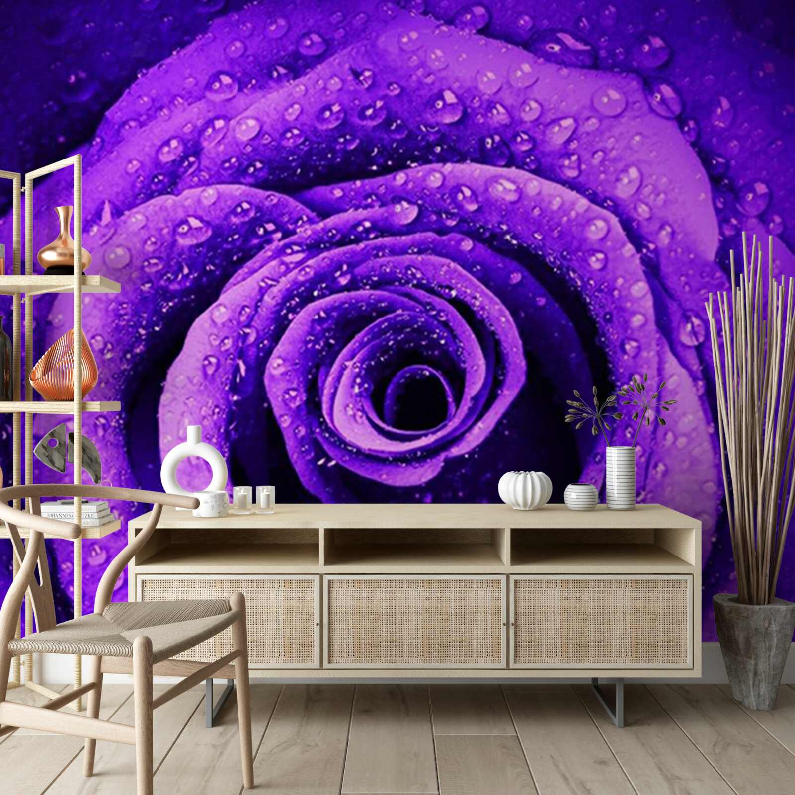 Papier peint vue rapprochée d'une rose pourpre couverte de gouttes de pluie