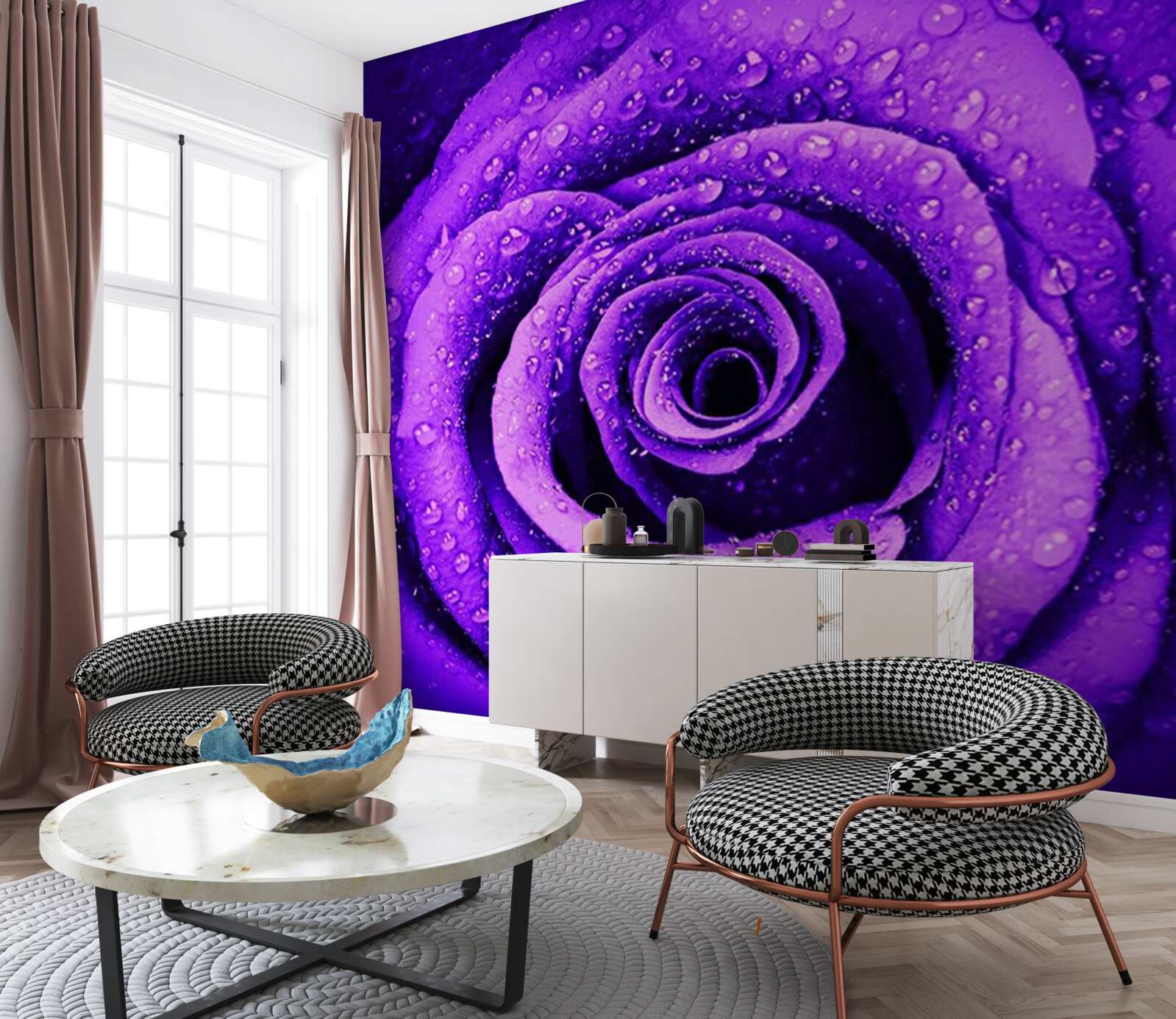 Papier peint vue rapprochée d'une rose pourpre couverte de gouttes de pluie