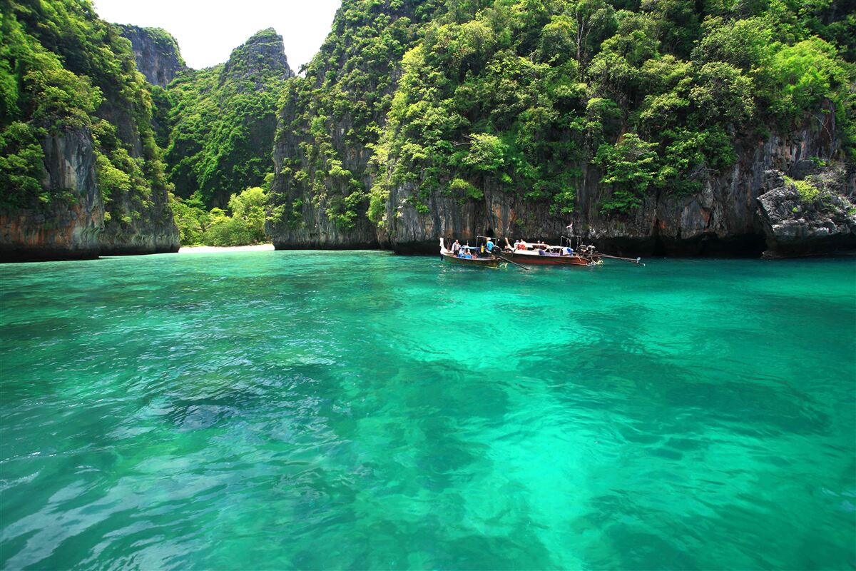 Papier peint eaux turquoises et îles aux montagnes d'émeraude
