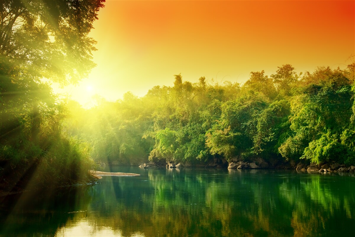 Papier peint l'aube brillante sur la surface calme de l'eau