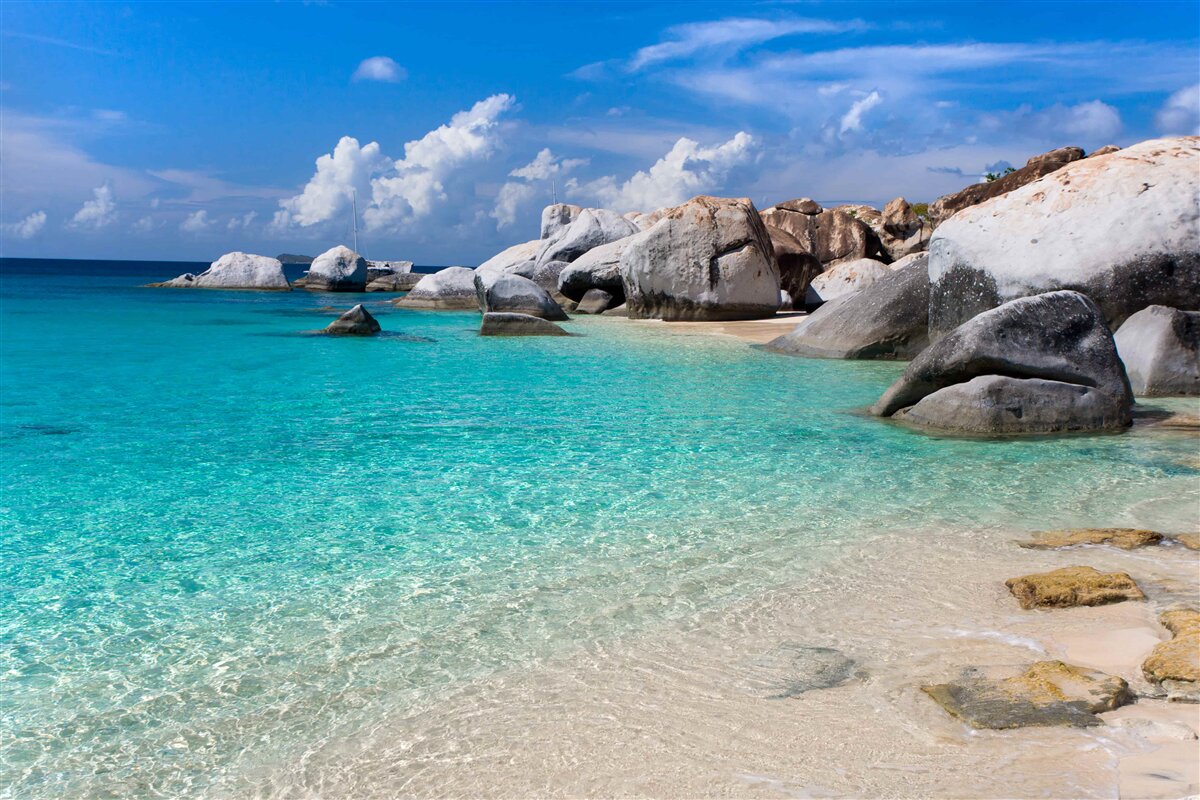 Papier peint des eaux océaniques azurées et un rivage sablonneux