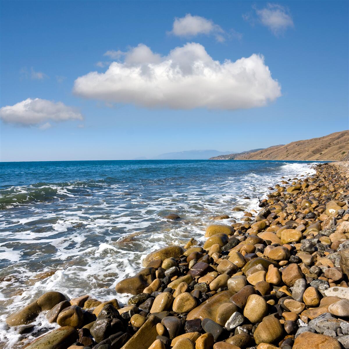 Papier peint les eaux tumultueuses de la côte rocheuse