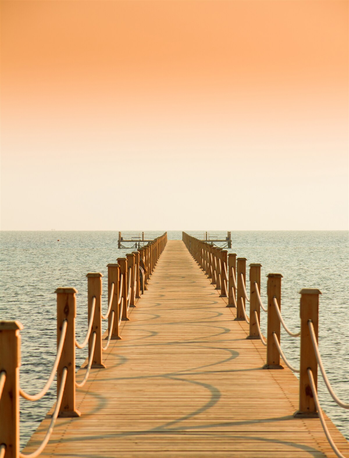 Papier peint promenade vers la mer au coucher du soleil