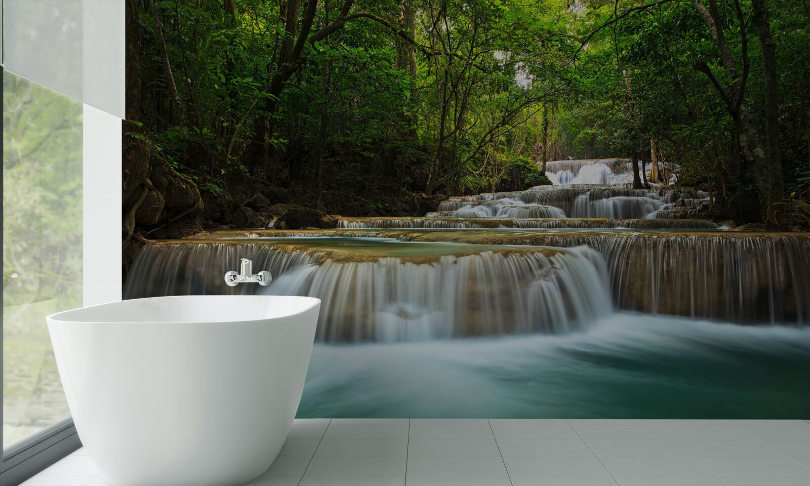 Papier peint un cours d'eau soudain qui coule dans une forêt dense