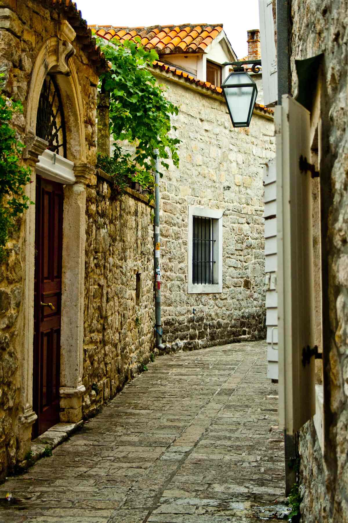Papier peint ancienne rue pavée en été