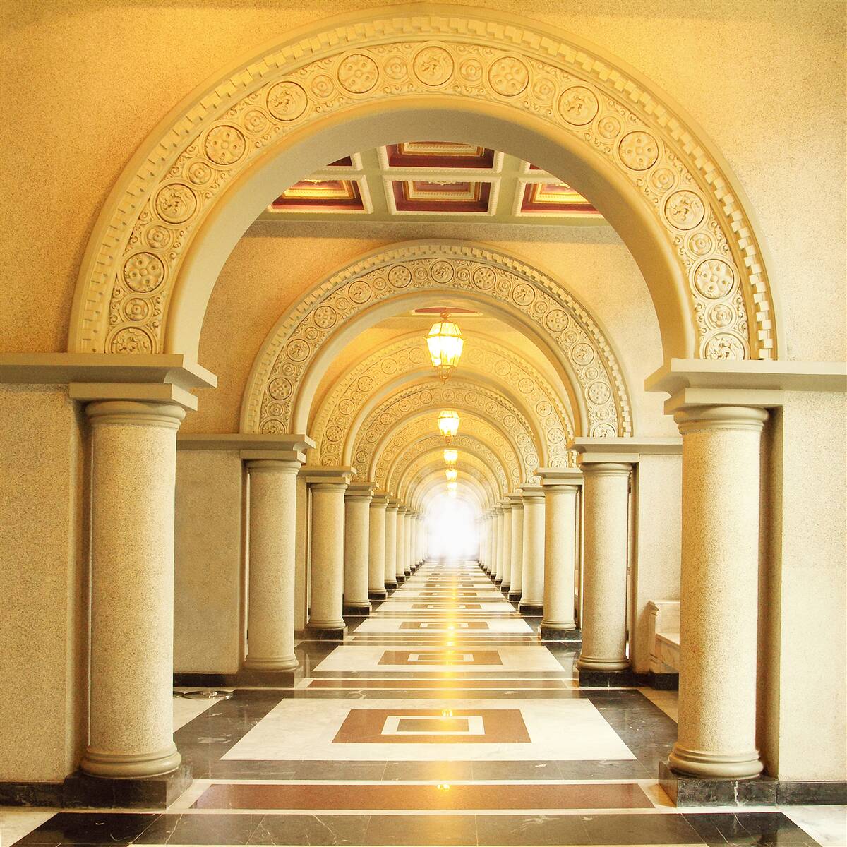 Papier peint lumière éblouissante au bout du tunnel sous les arches