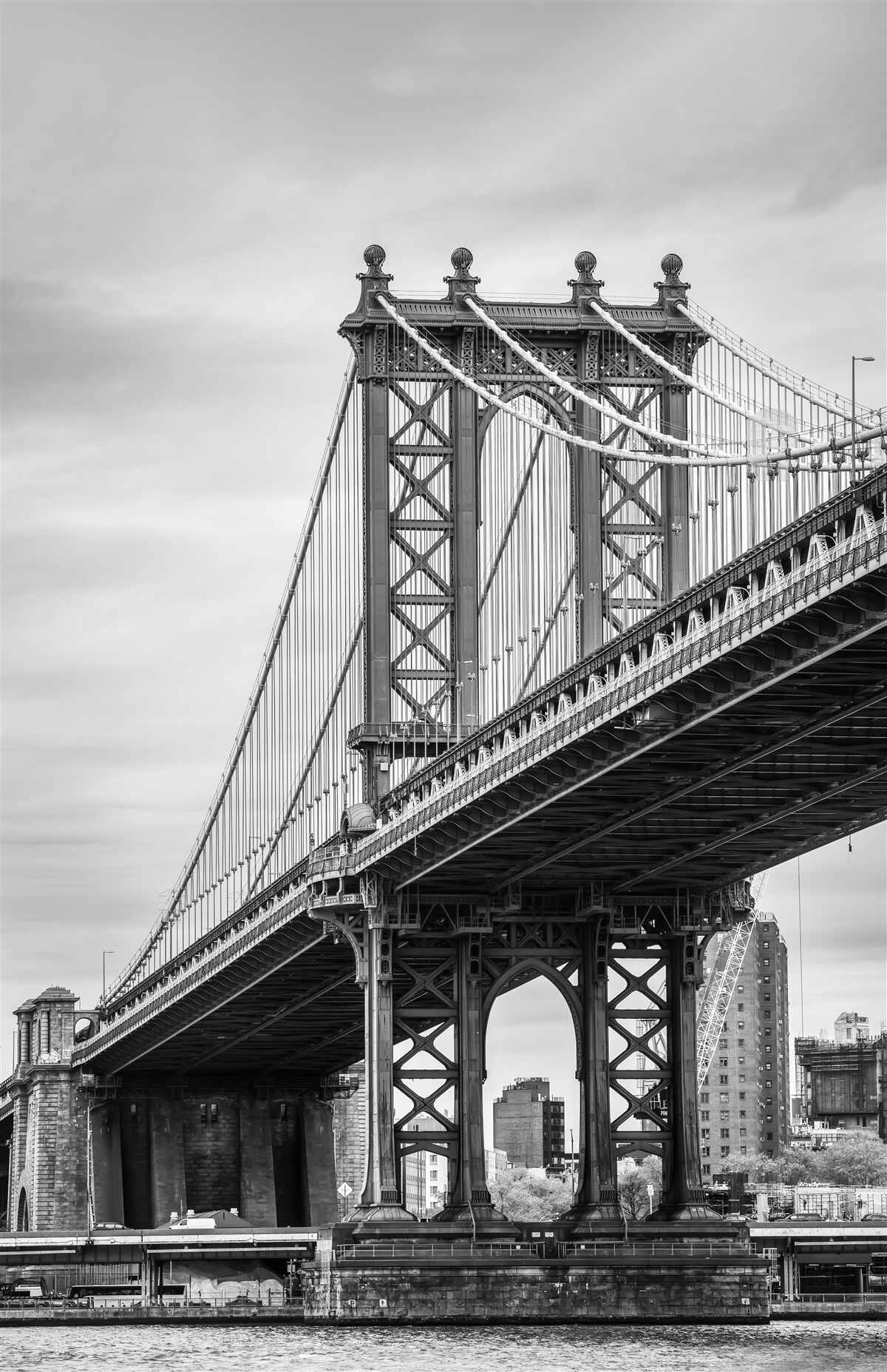 Papier peint pont détruit menant à la zone habitée