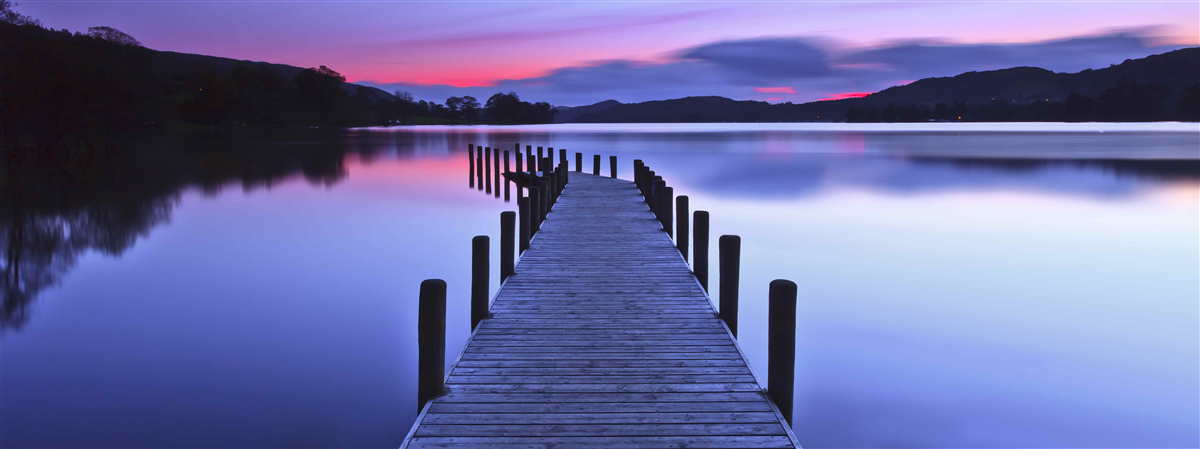 Papier peint jetée près d'un lac dans les montagnes à l'aube