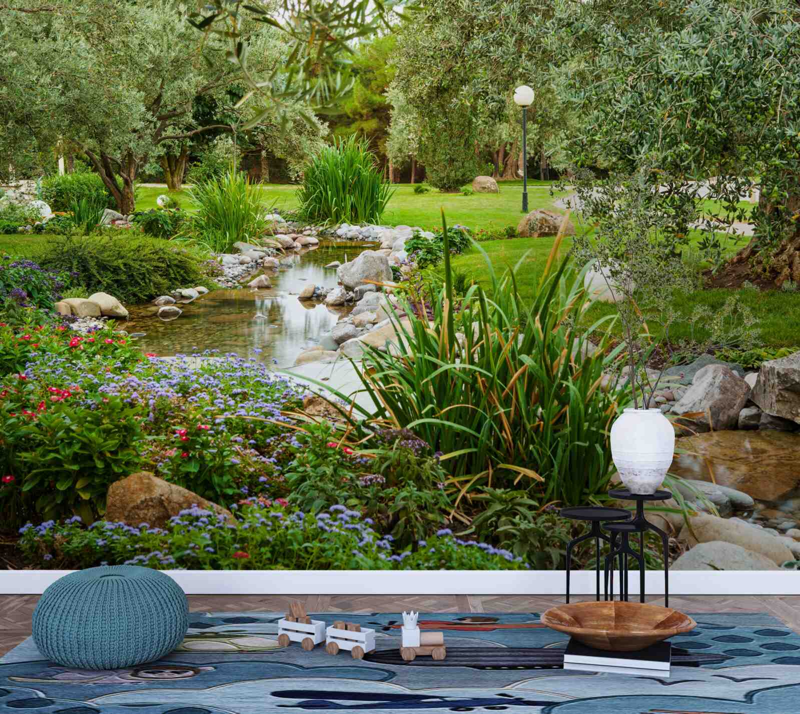 Papier peint un ruisseau qui coule dans une prairie verdoyante