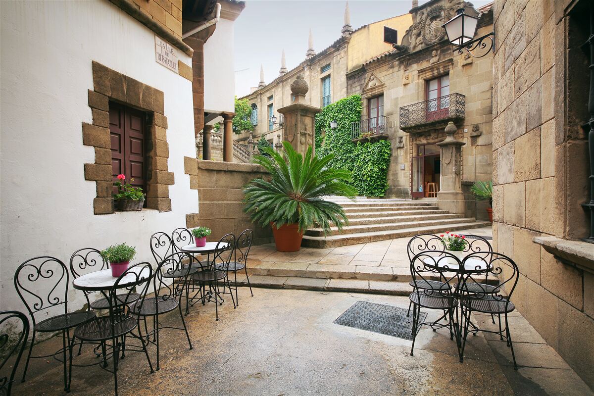 Papier peint escalier d'été dans une ville ancienne
