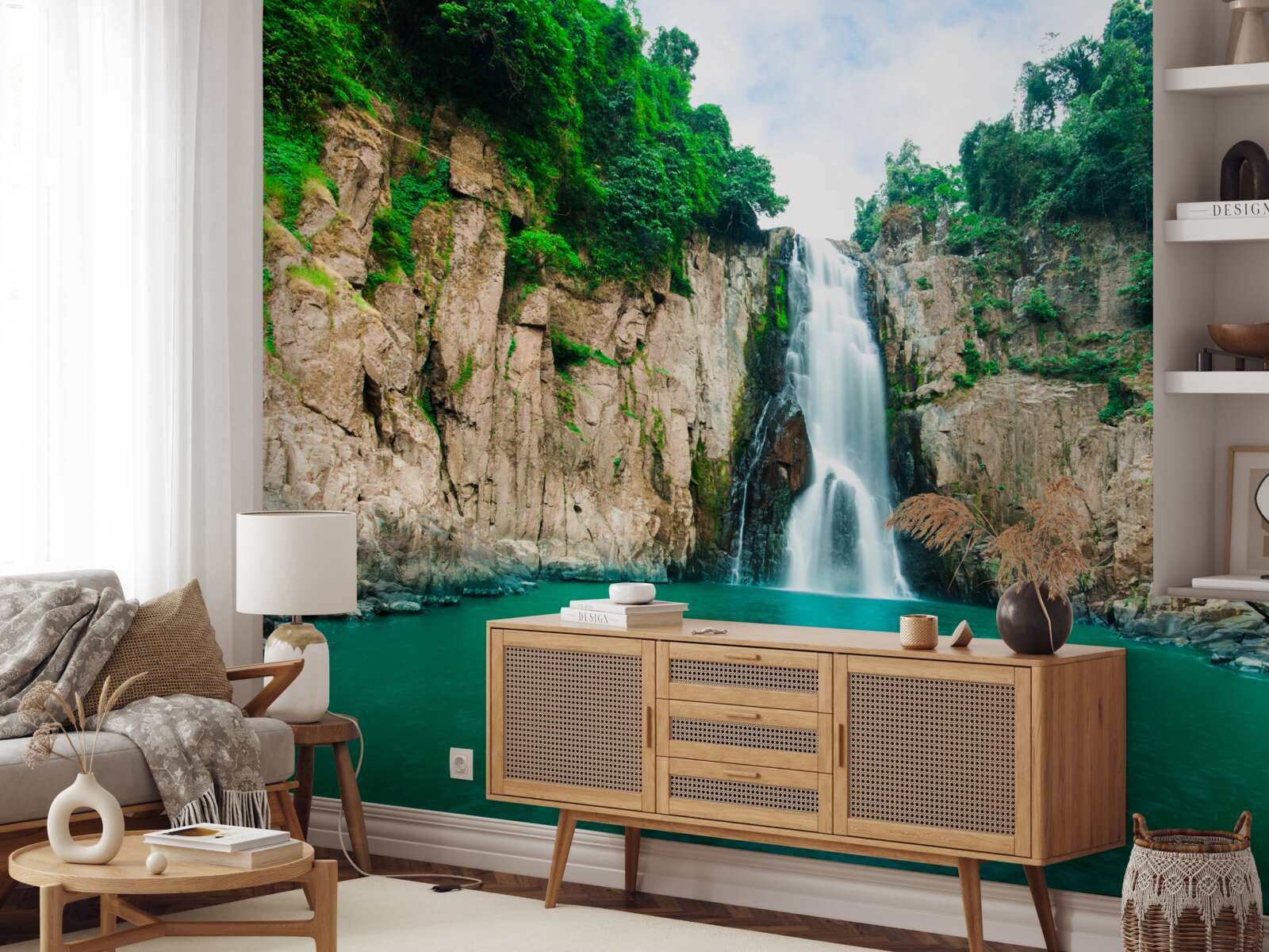 Papier peint haute chute d'eau dans les montagnes