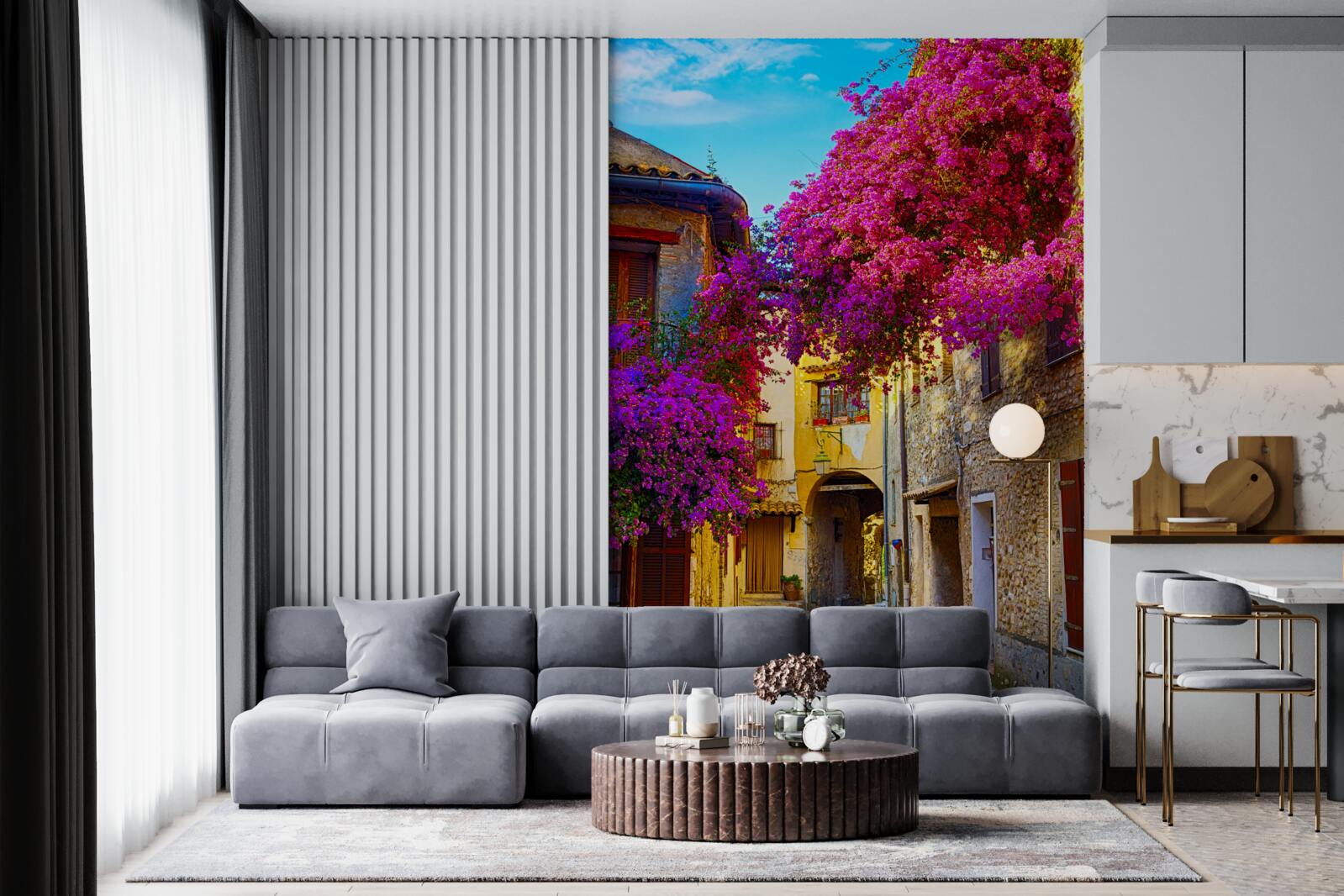 Papier peint des fleurs violettes ornent les murs de la ville ancienne