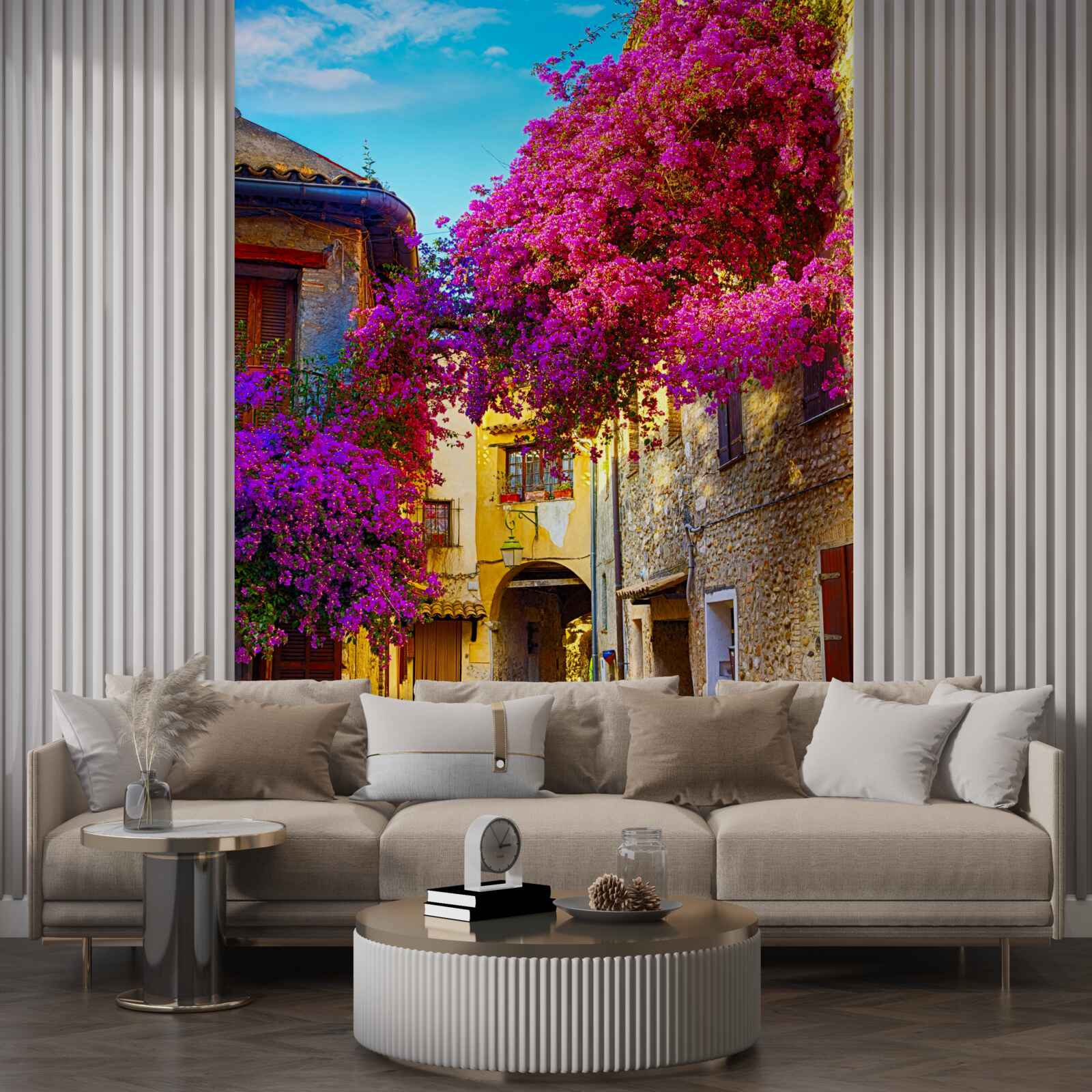 Papier peint des fleurs violettes ornent les murs de la ville ancienne