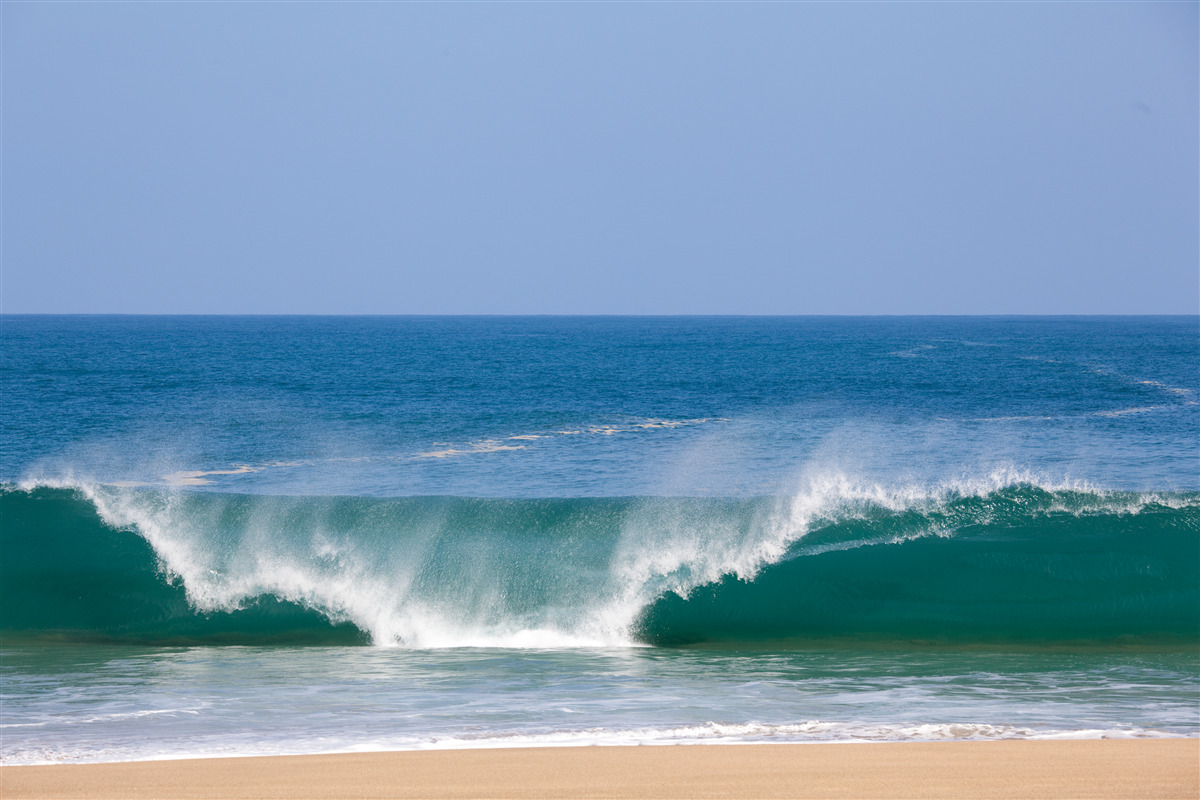 Papier peint les grandes vagues de l'océan au large des côtes