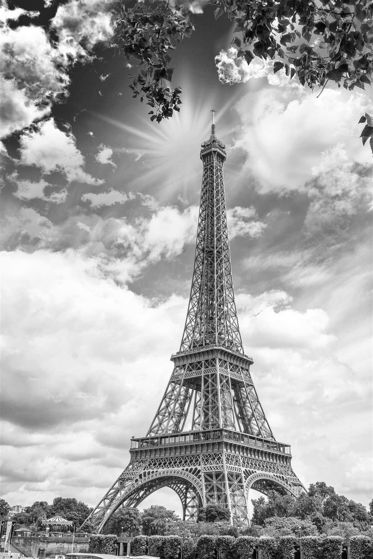 Papier peint tour eiffel en noir et blanc au soleil