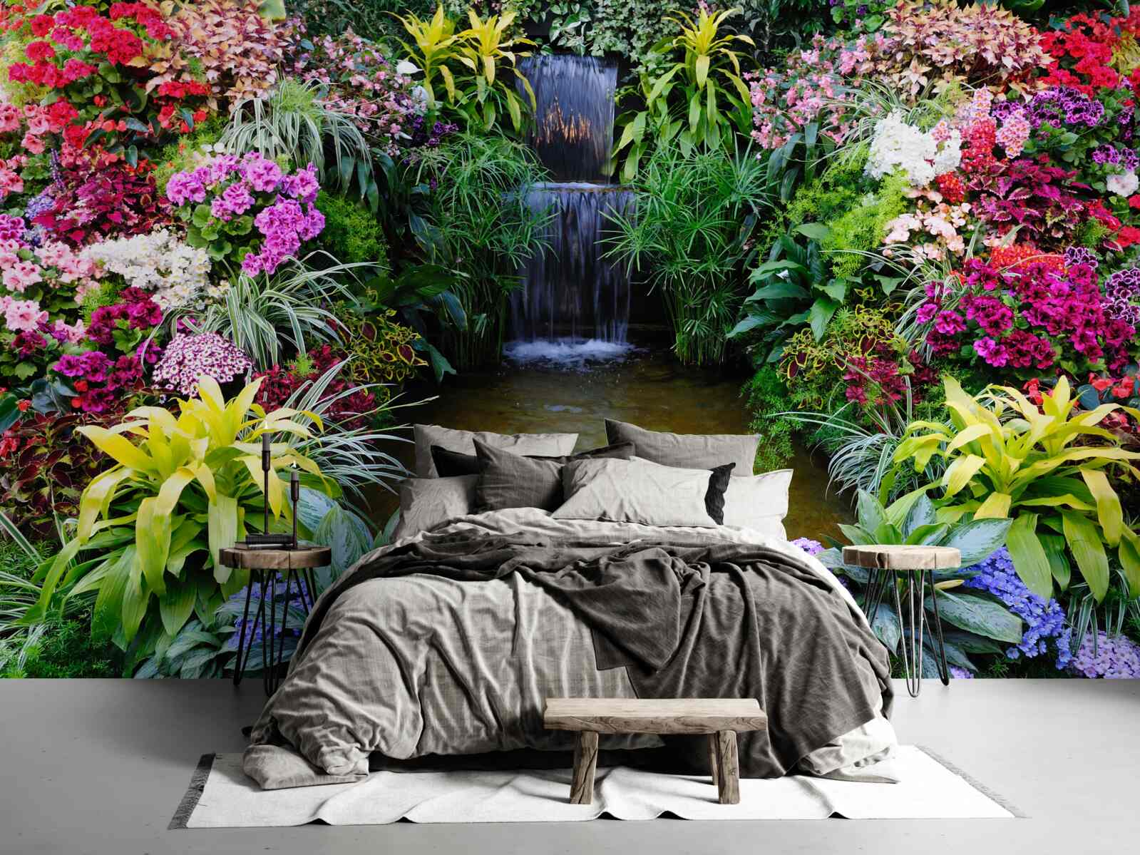 Papier peint fleurs tropicales près d'une cascade de montagne