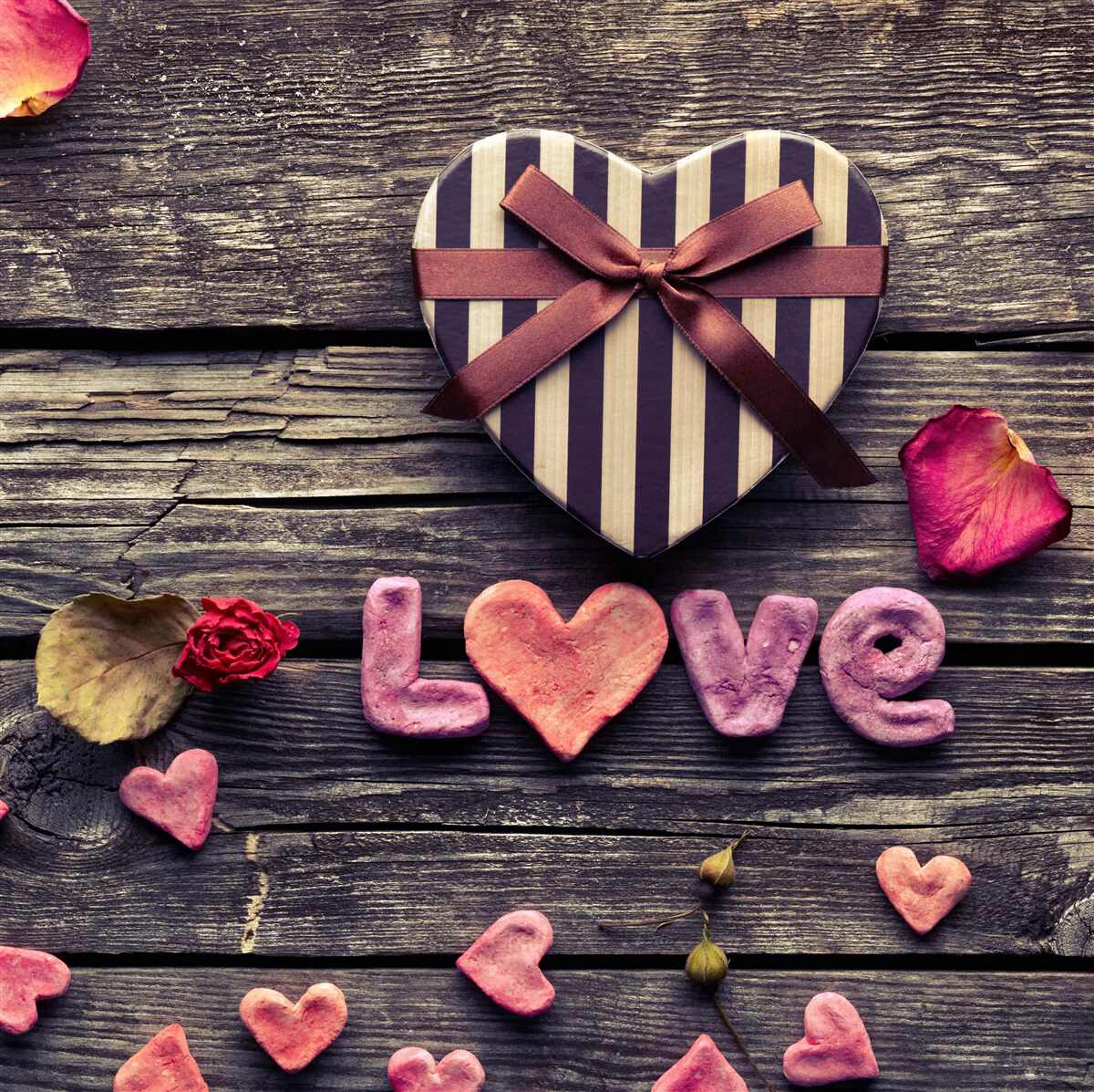 Papier peint boîte en forme de cœur avec "love" écrit dessus