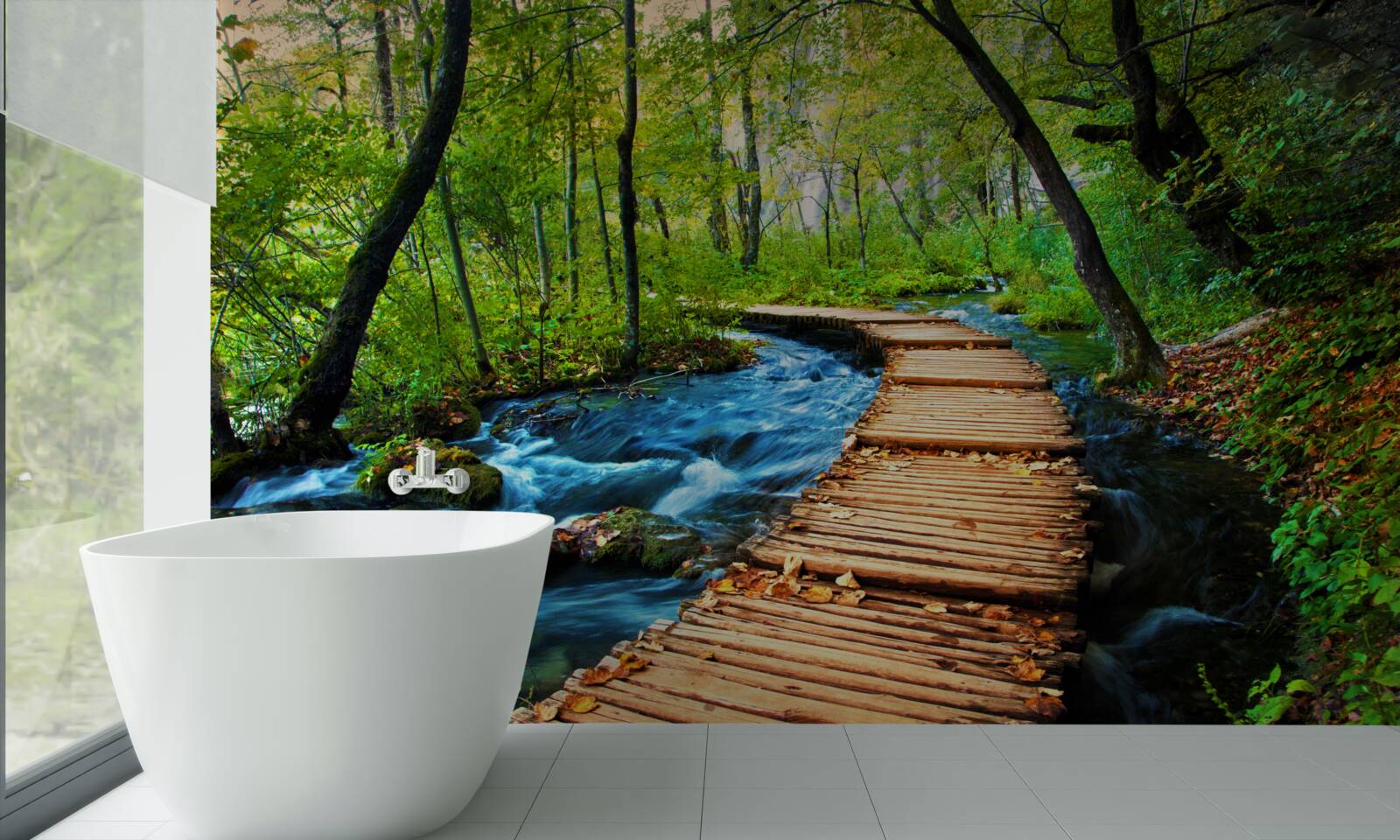 Papier peint un pont en bois traversant une forêt dense