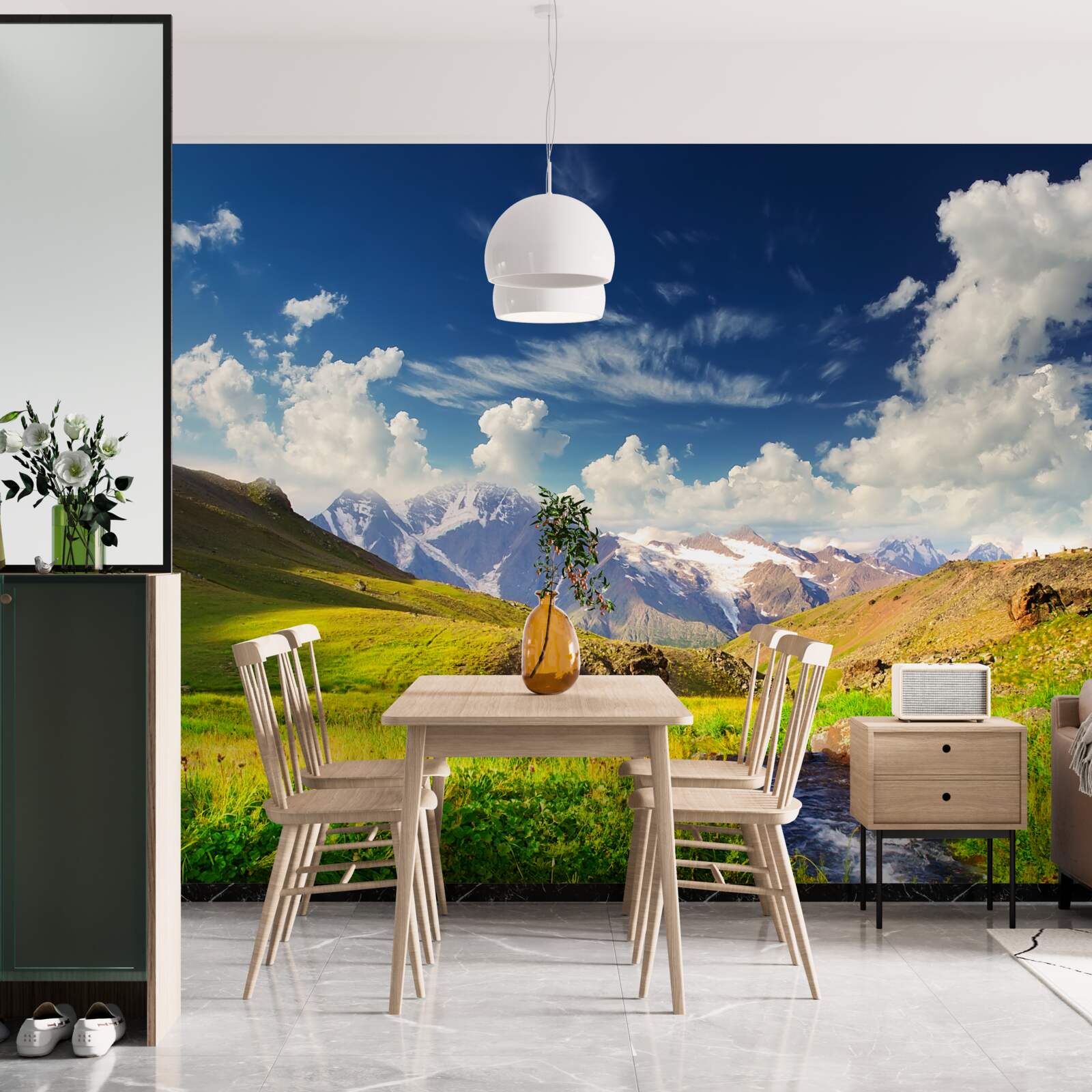 Papier peint une rivière de montagne qui coule à travers les prairies