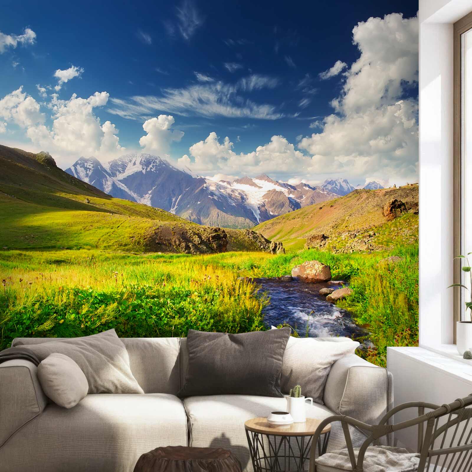 Papier peint une rivière de montagne qui coule à travers les prairies