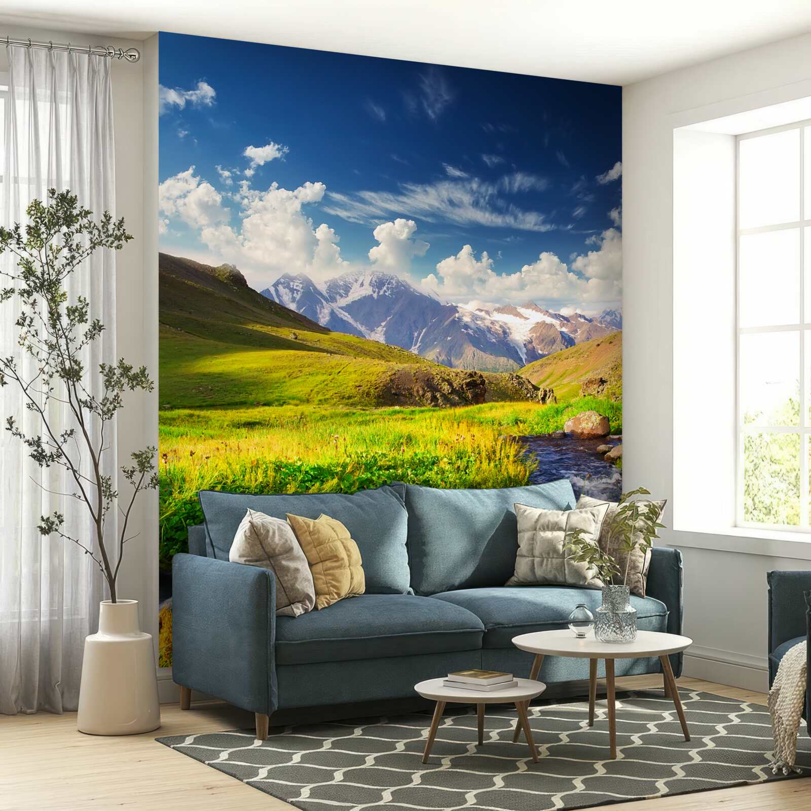 Papier peint une rivière de montagne qui coule à travers les prairies