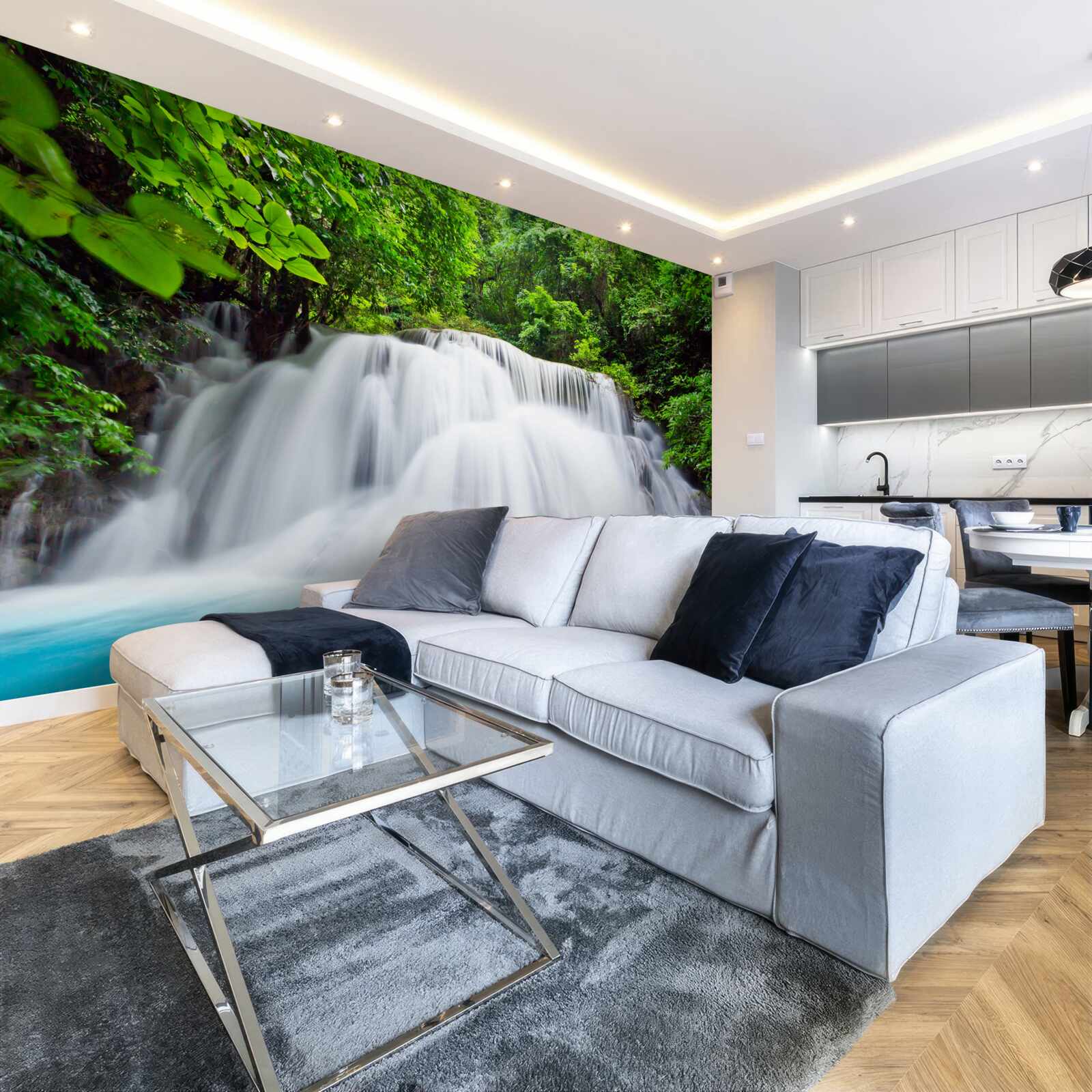 Papier peint cascade tombant rapidement au milieu de la forêt