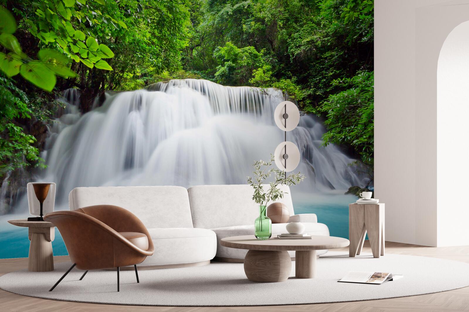 Papier peint cascade tombant rapidement au milieu de la forêt