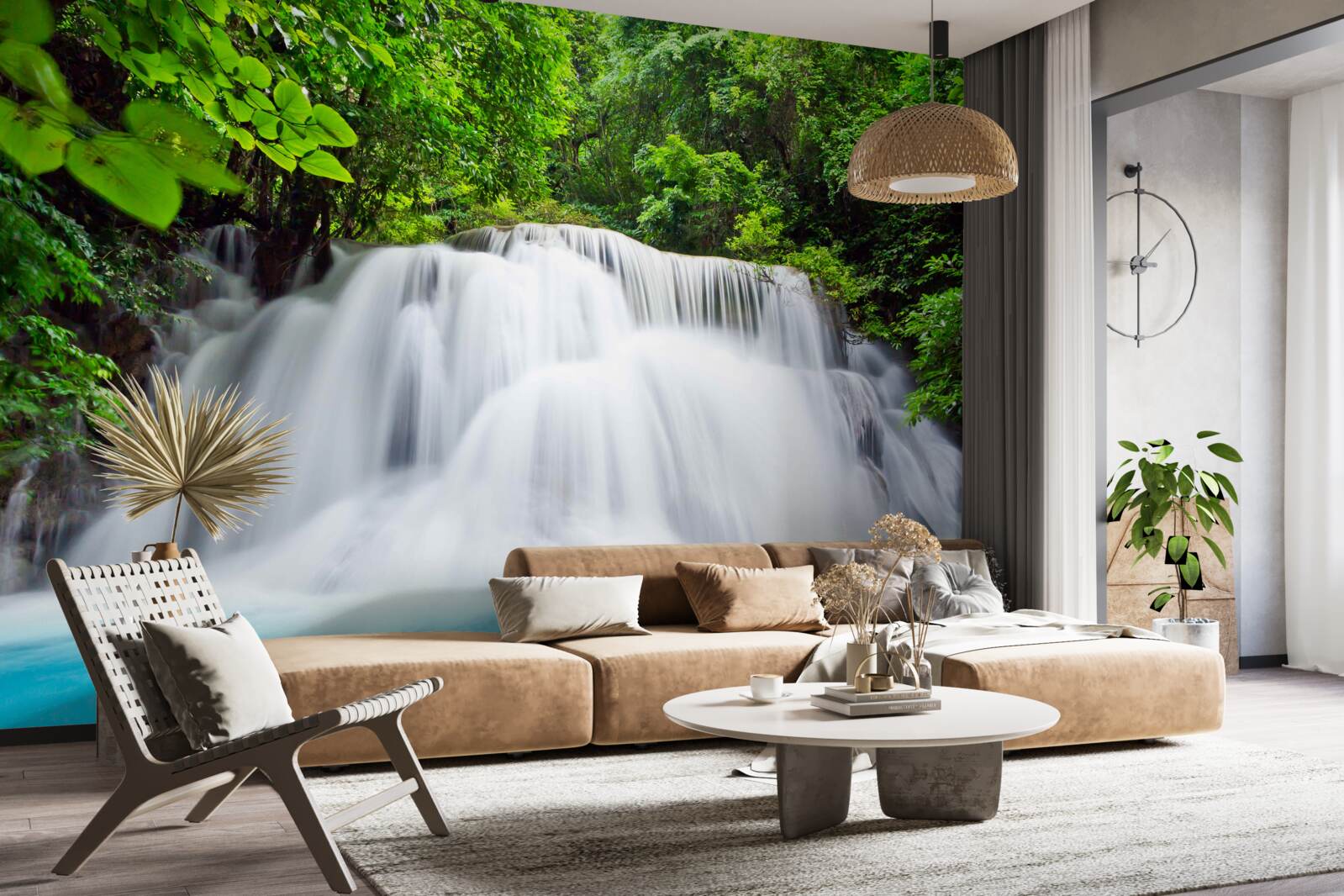 Papier peint cascade tombant rapidement au milieu de la forêt