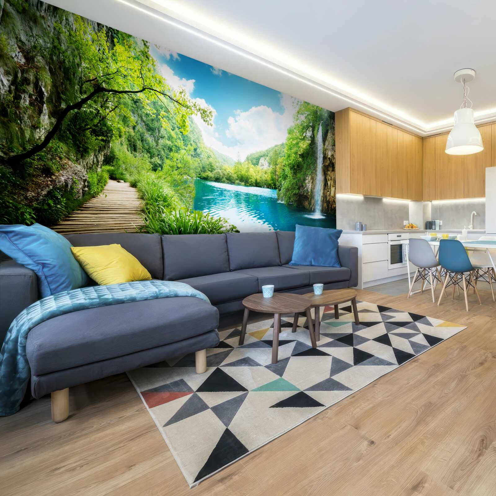 Papier peint haute cascade et sentier à travers les arbres de la forêt