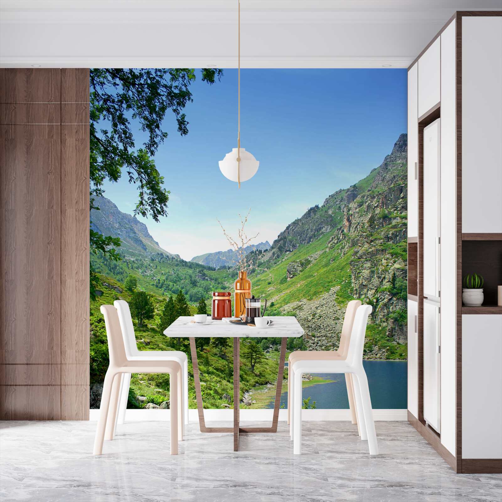 Papier peint un lac entouré de montagnes et de verdure