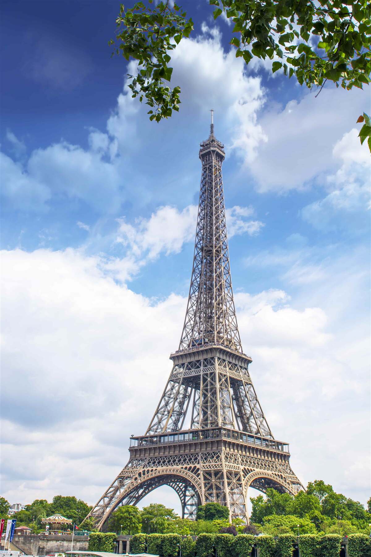 Papier peint la tour eiffel se dresse dans un ciel clair