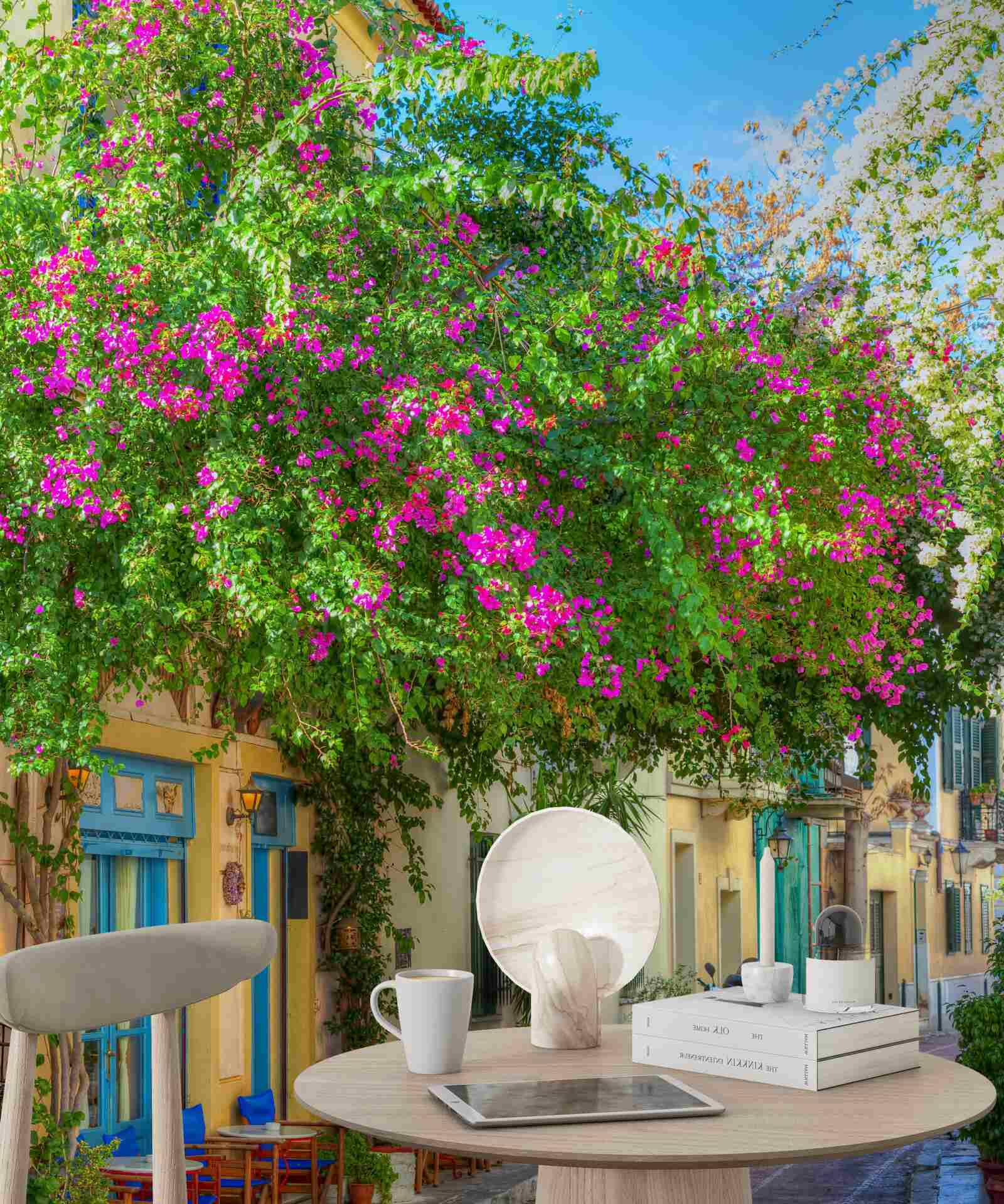 Papier peint verdure dense au-dessus des maisons