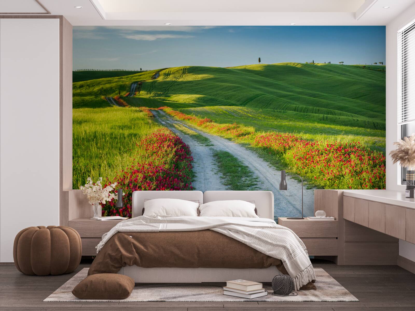 Papier peint route en montagne entourée de champs verdoyants