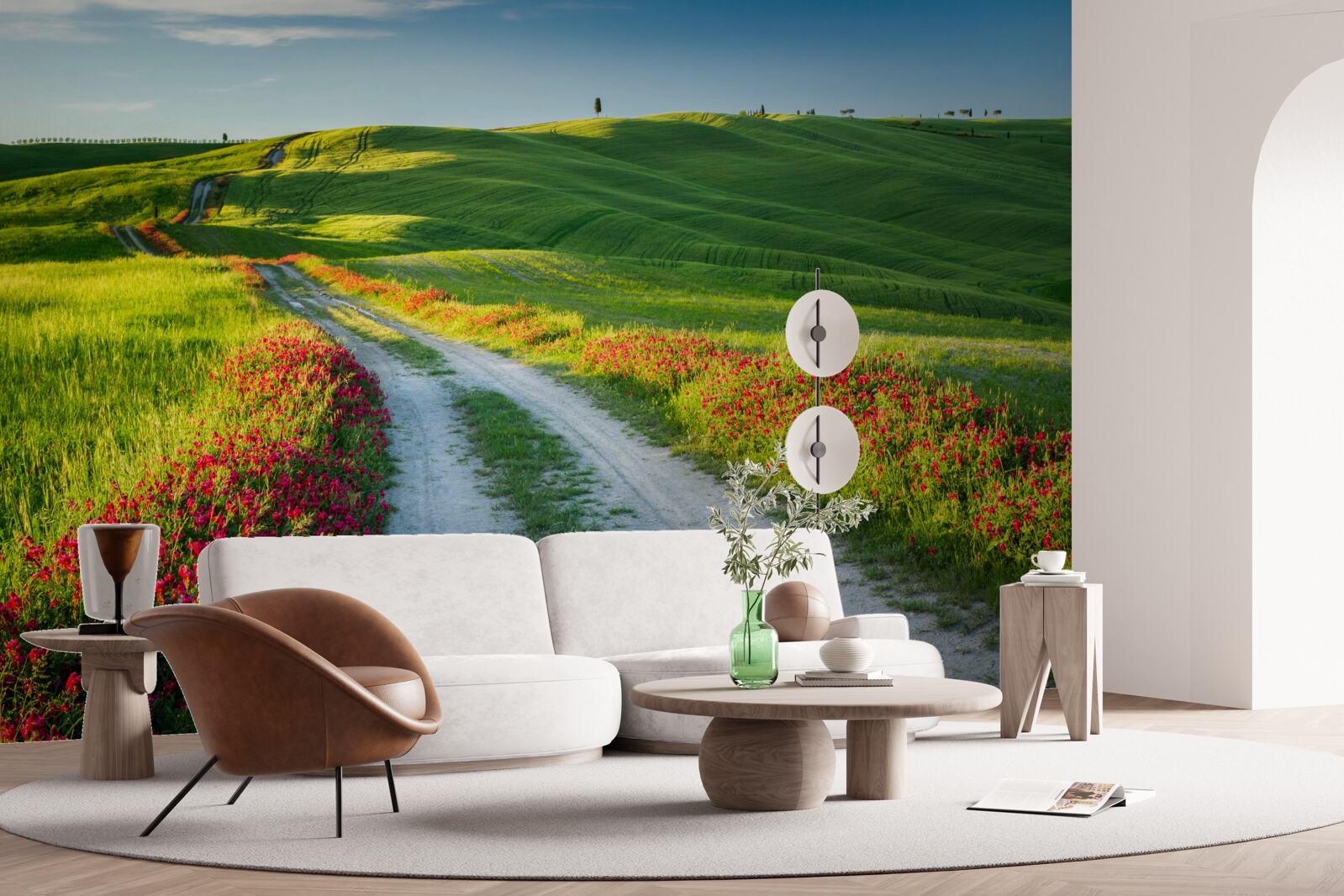 Papier peint route en montagne entourée de champs verdoyants