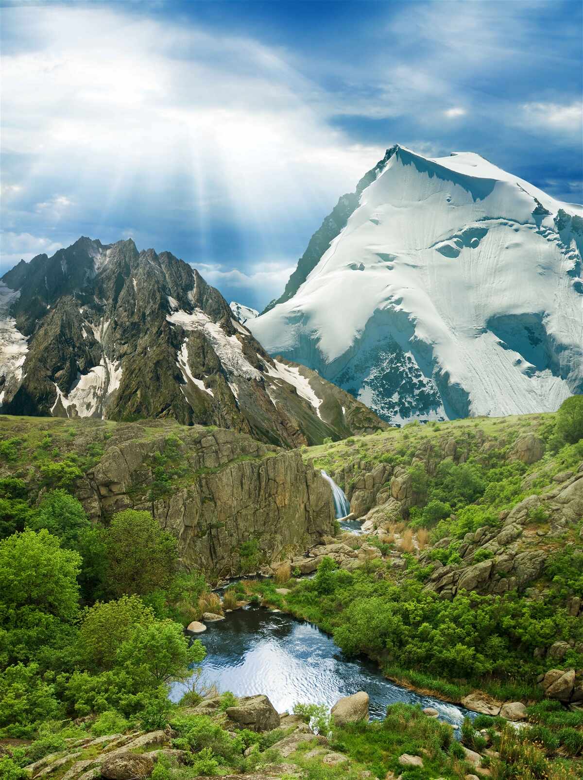 Papier peint La lumière des rayons du soleil traversant les montagnes dans la forêt