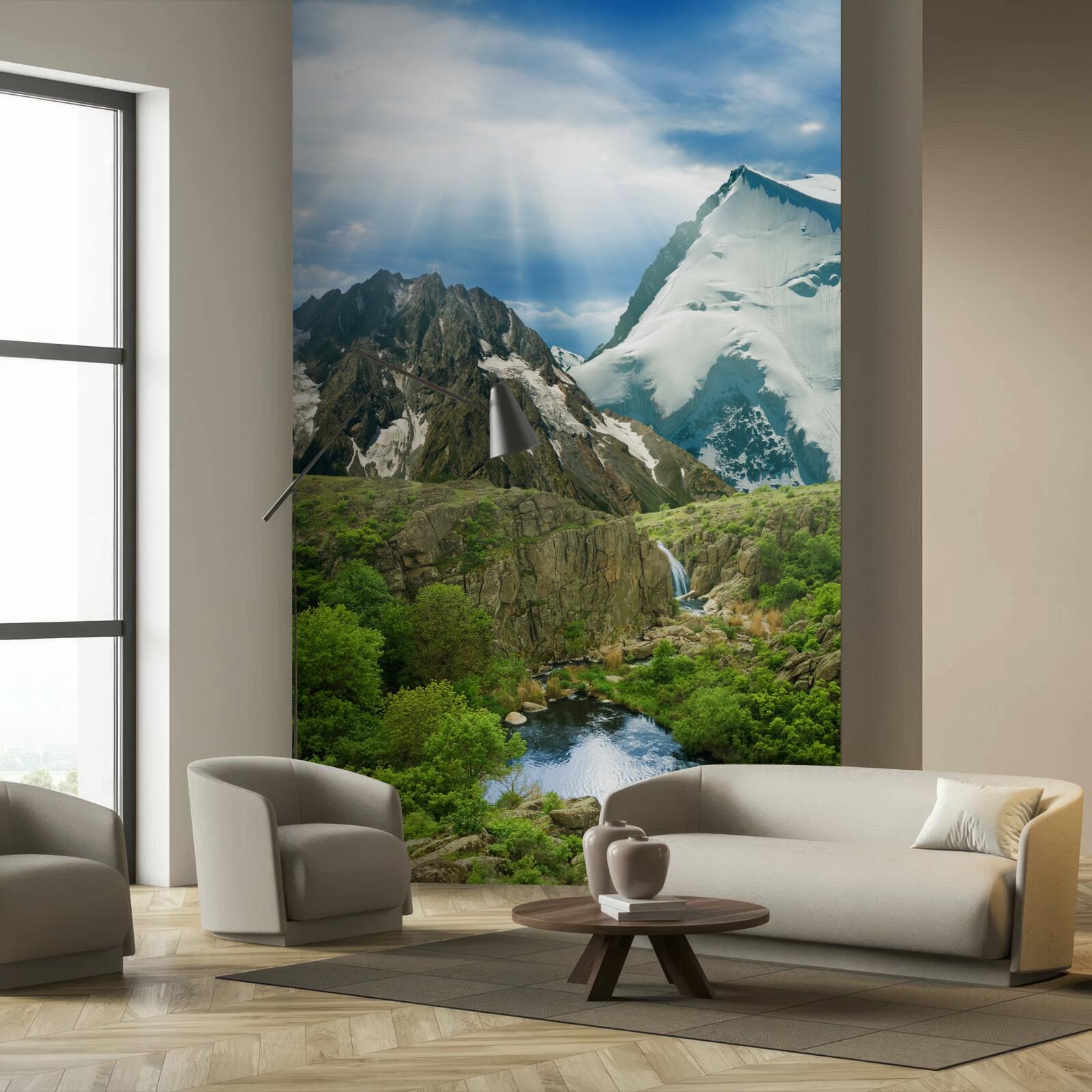 Papier peint La lumière des rayons du soleil traversant les montagnes dans la forêt