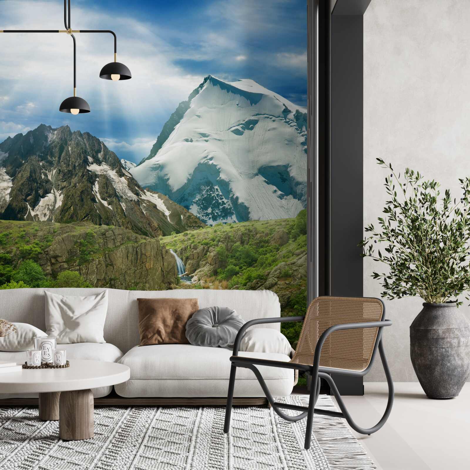 Papier peint La lumière des rayons du soleil traversant les montagnes dans la forêt