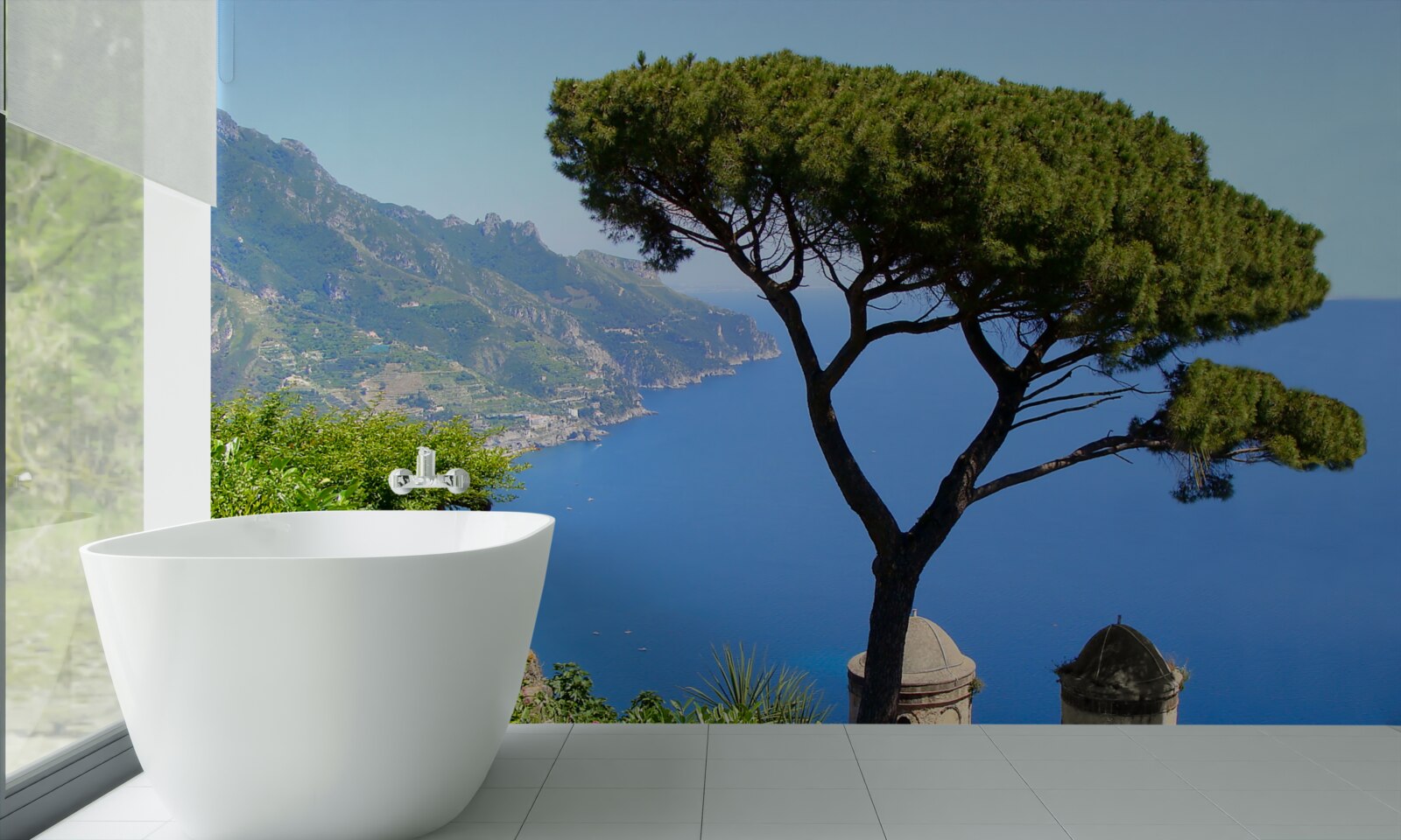 Papier peint un arbre solitaire au bord de la mer