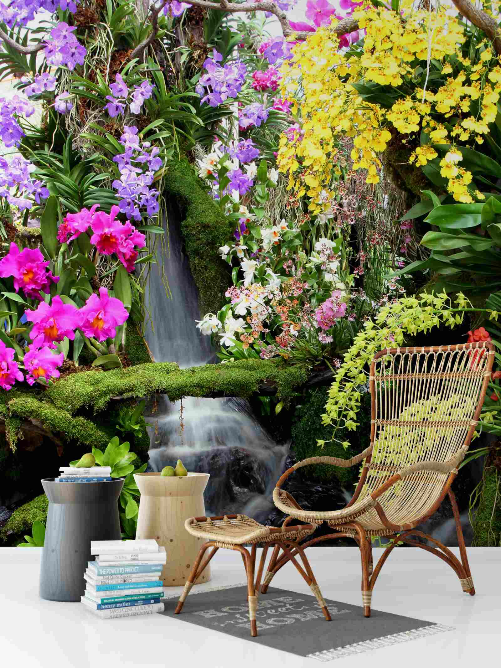 Papier peint une cascade d'eau parmi de riches nuances de fleurs