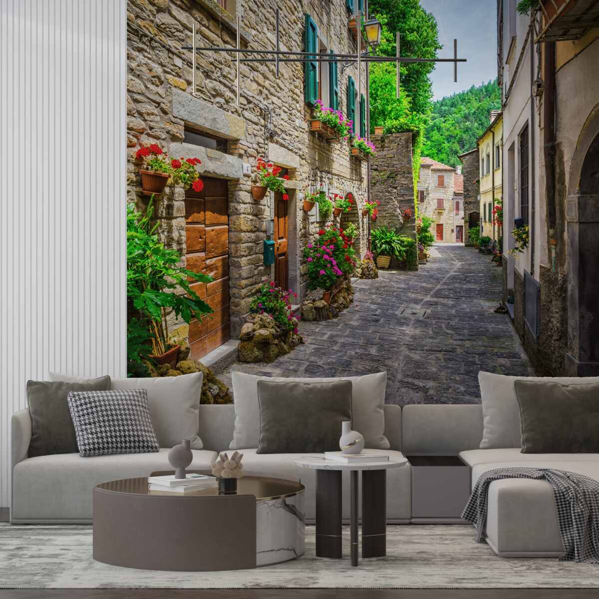 Papier peint vieille rue en pierre de la ville, entourée de verdure