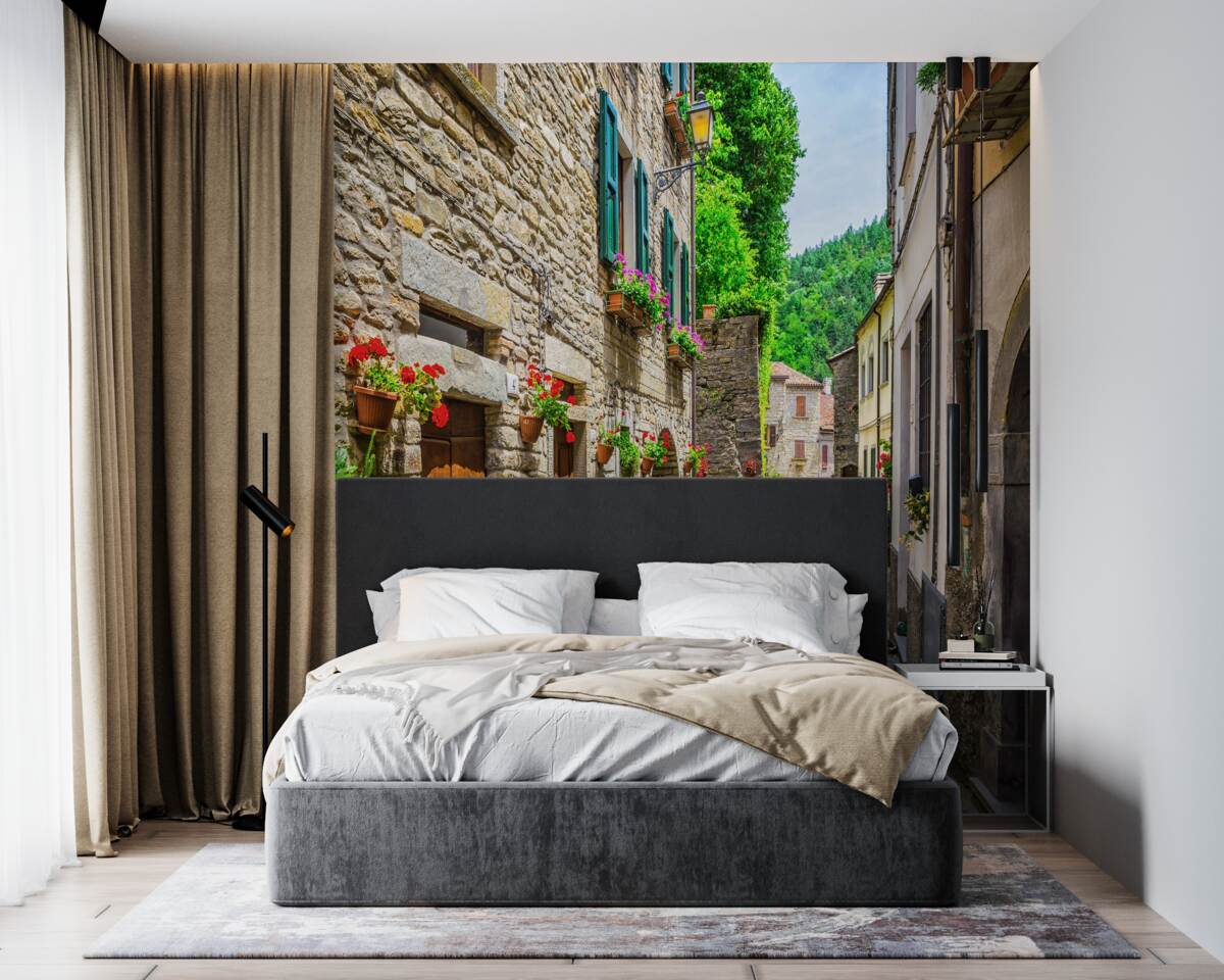 Papier peint vieille rue en pierre de la ville, entourée de verdure