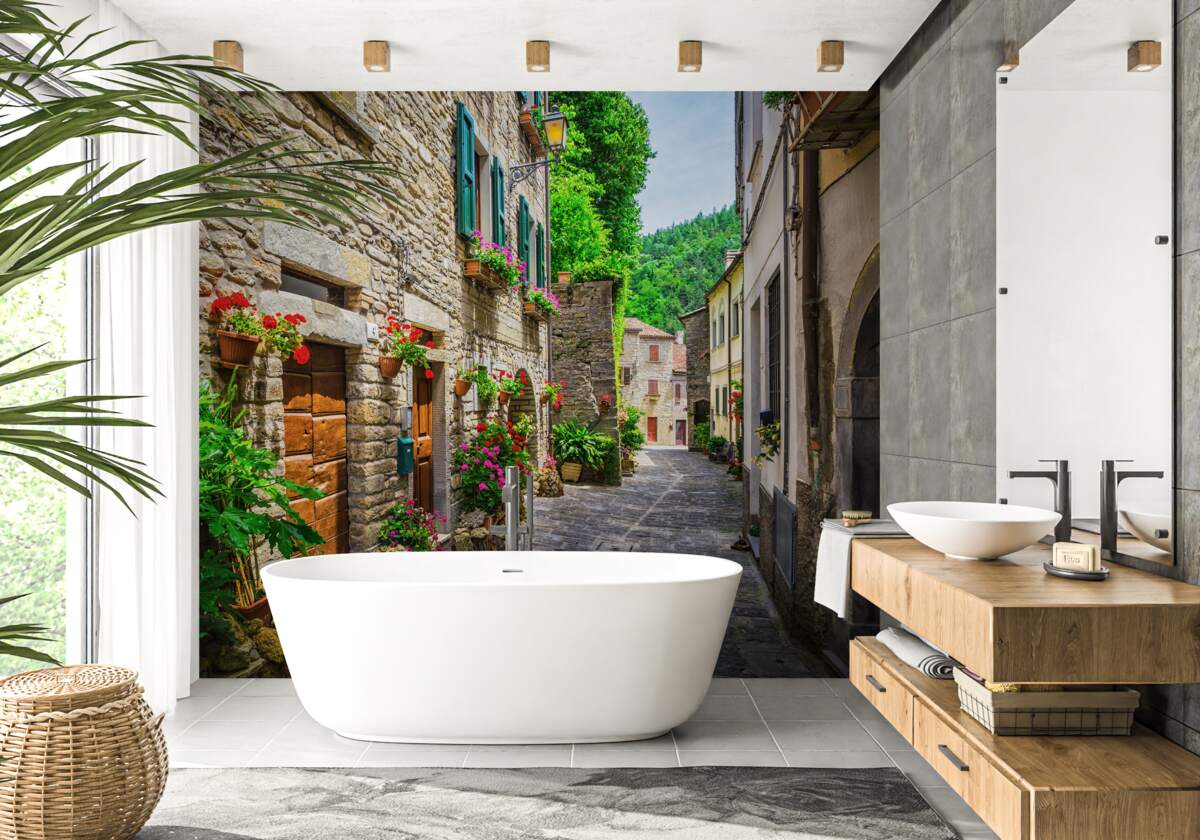 Papier peint vieille rue en pierre de la ville, entourée de verdure