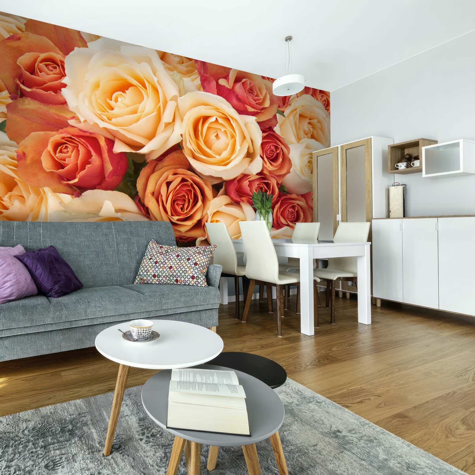 Papier peint des roses aux couleurs douces dans les tons clairs et pêche