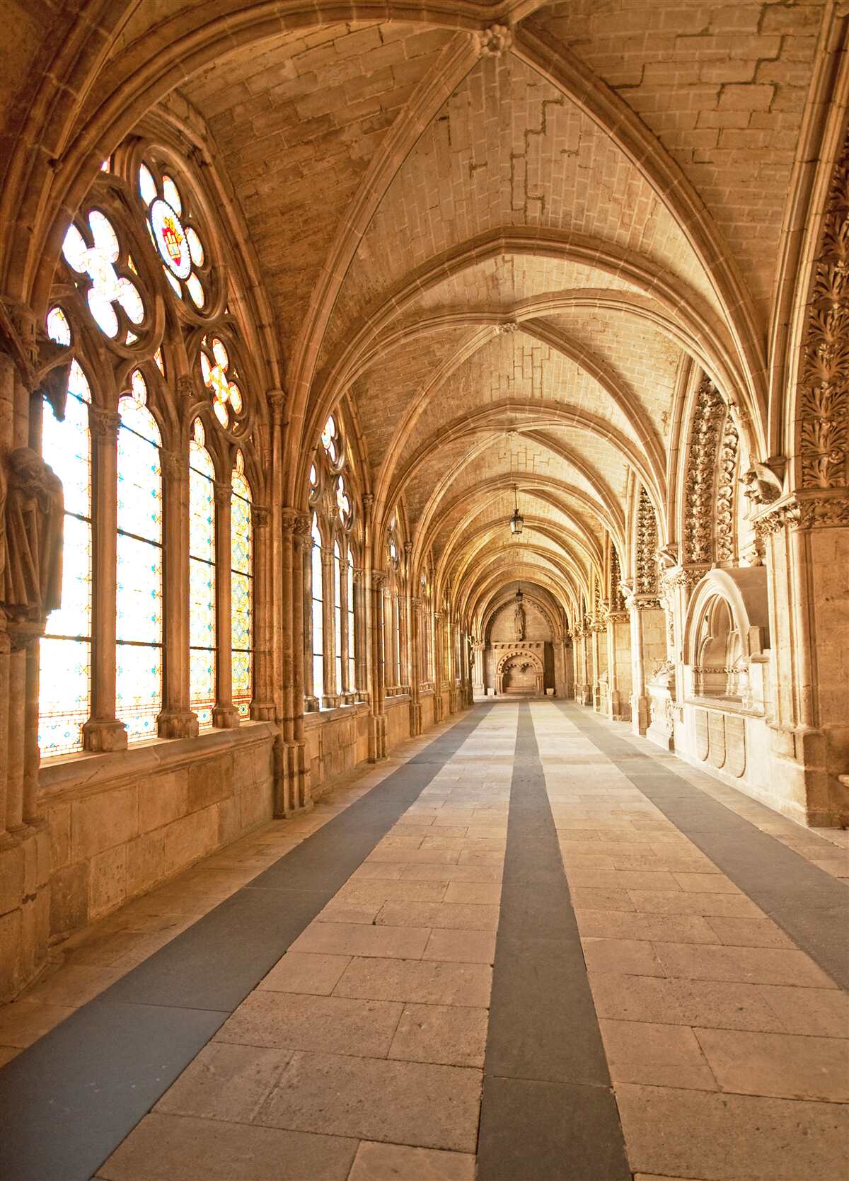 Papier peint voûtes anciennes en pierre avec vitraux