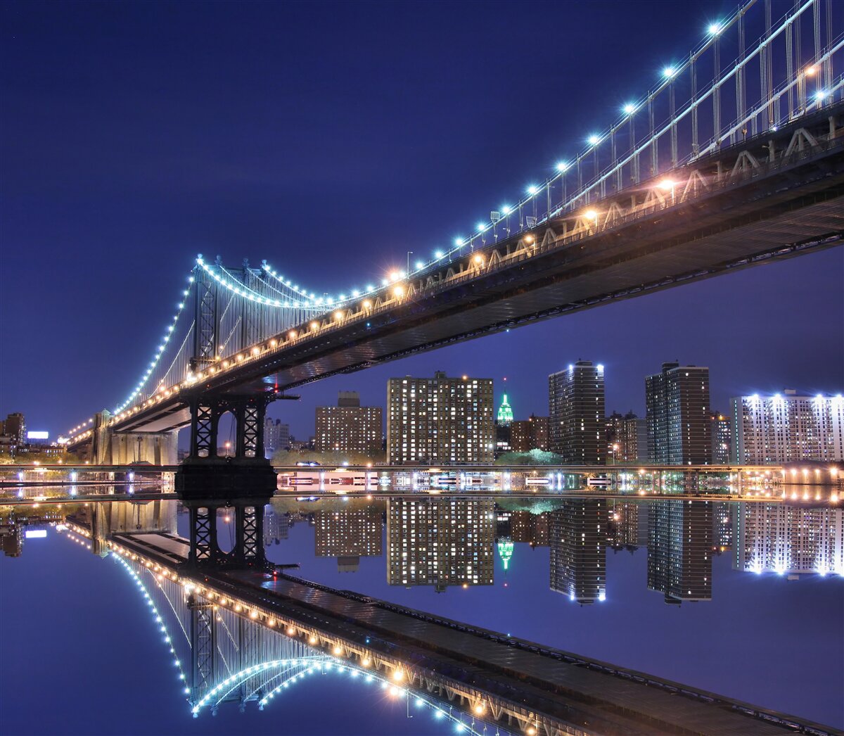 Papier peint reflet du pont de brooklyn dans l'eau