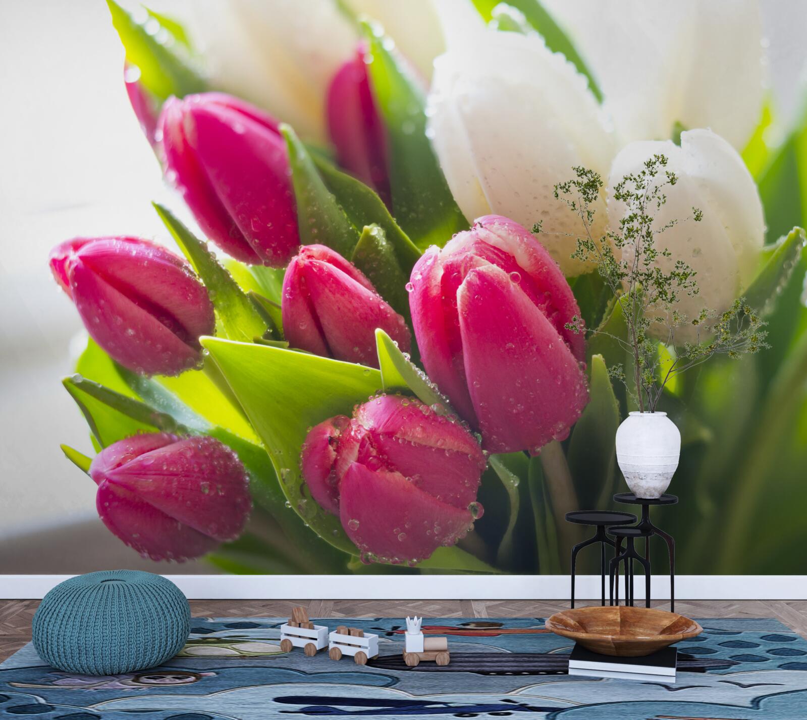 Papier peint composition de tulipes blanches et lavande couvertes de rosée