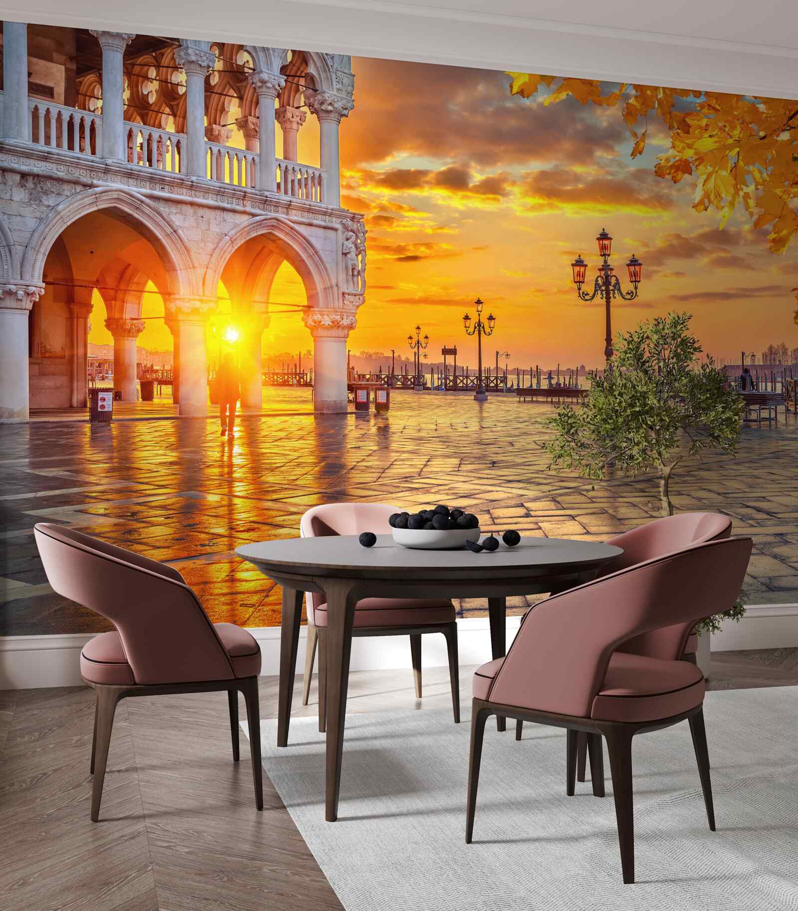 Papier peint rayons chauds et lumineux du soleil couchant sur la place principale