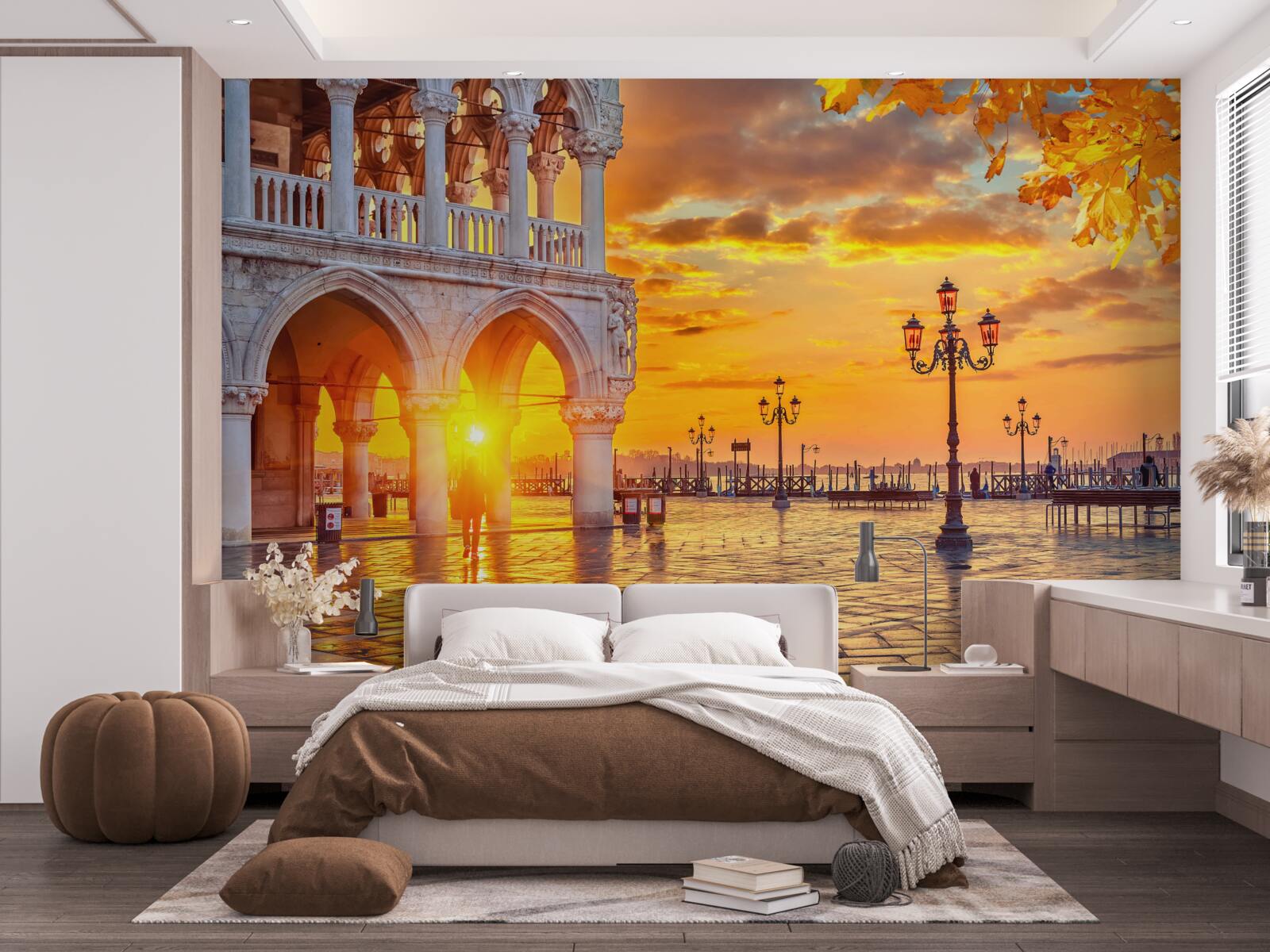 Papier peint rayons chauds et lumineux du soleil couchant sur la place principale