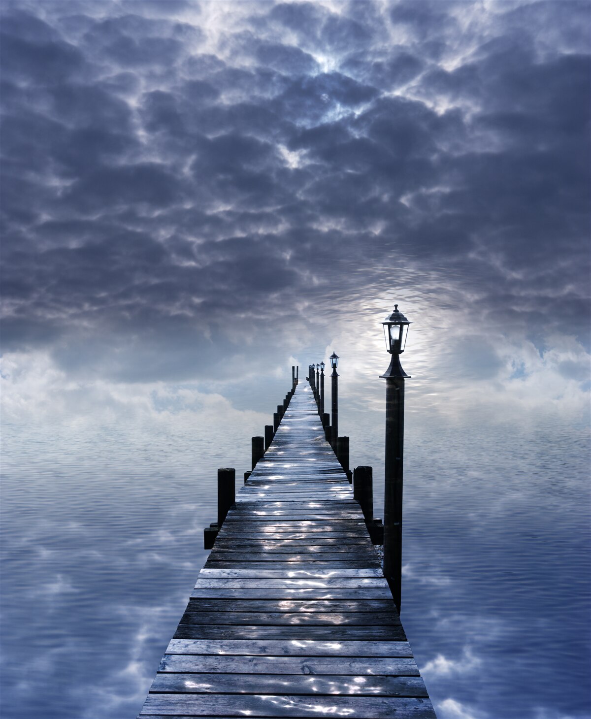 Papier peint pont en bois s'élevant au-dessus de la surface de l'eau