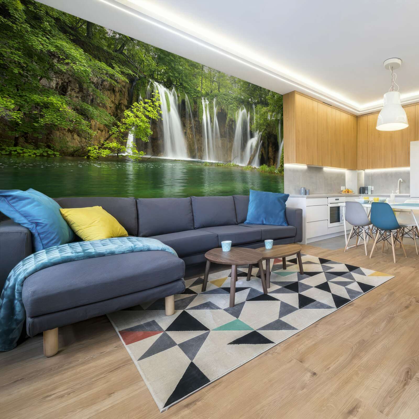 Papier peint l'eau s'écoule rapidement dans un ravin au milieu d'une forêt de montagne